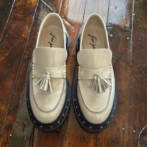 FREE PEOPLE
Teagan Tassel Loafer
Ivory
Size 9
Worn twice